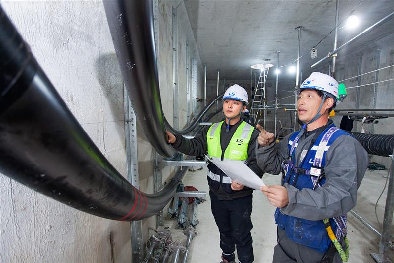 LS전선 직원이 세계 최대 송전 용량인 500kV급 HVDC 케이블이 투입되는 ‘동해안-신가평’ 시공 현장을 점검하고 있다. [제공=LS전선]