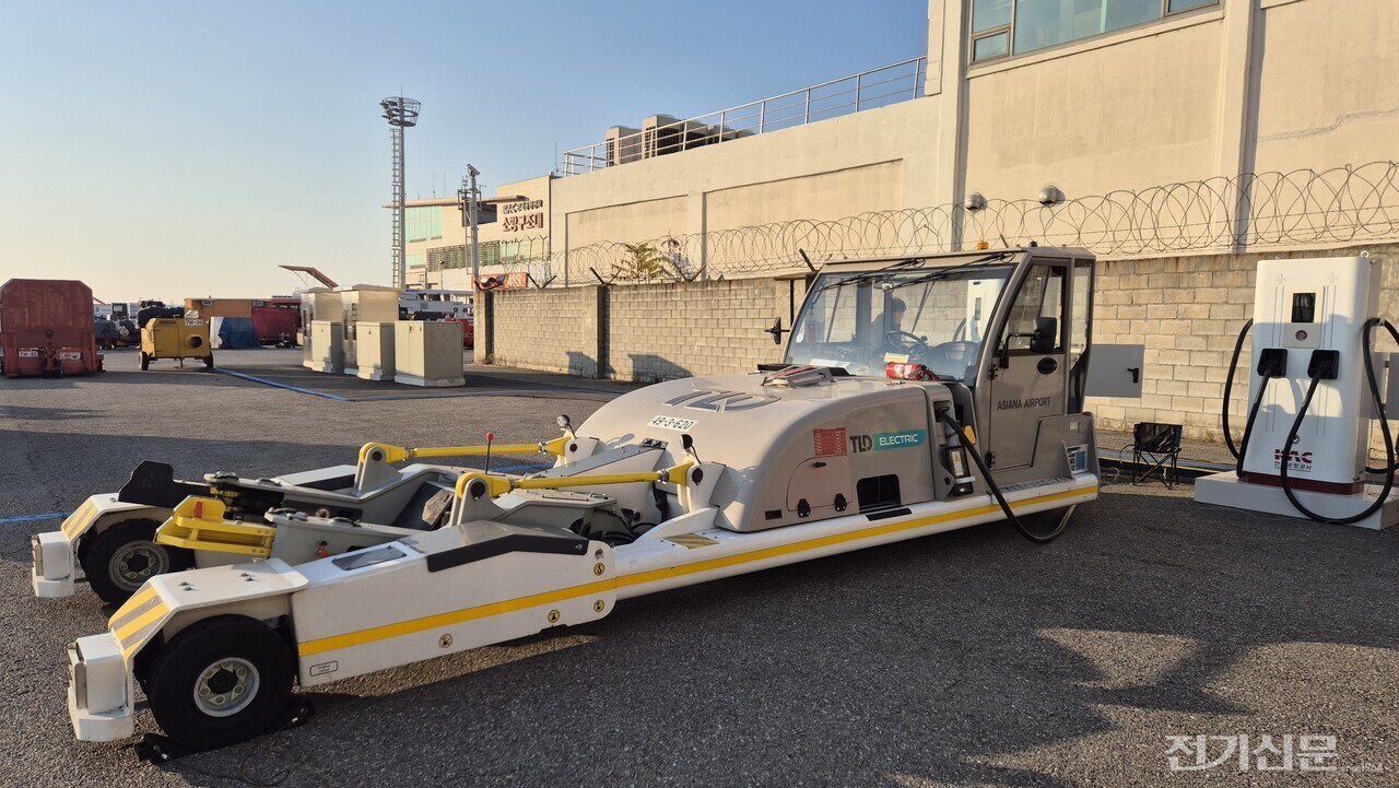 한국공항공사가 지난 19일 김포공항에서 이브이시스와 공동개발한 지상조업용 전기차 충전기에 대한 실증에 성공했다. [사진=한국공항공사]