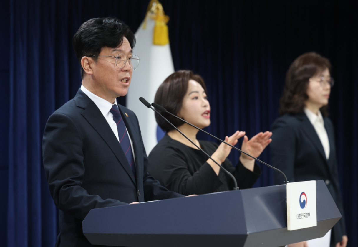 김영훈 고용노동부 장관이 24일 정부서울청사에서 을 하고 있다.[제공=연합뉴스]