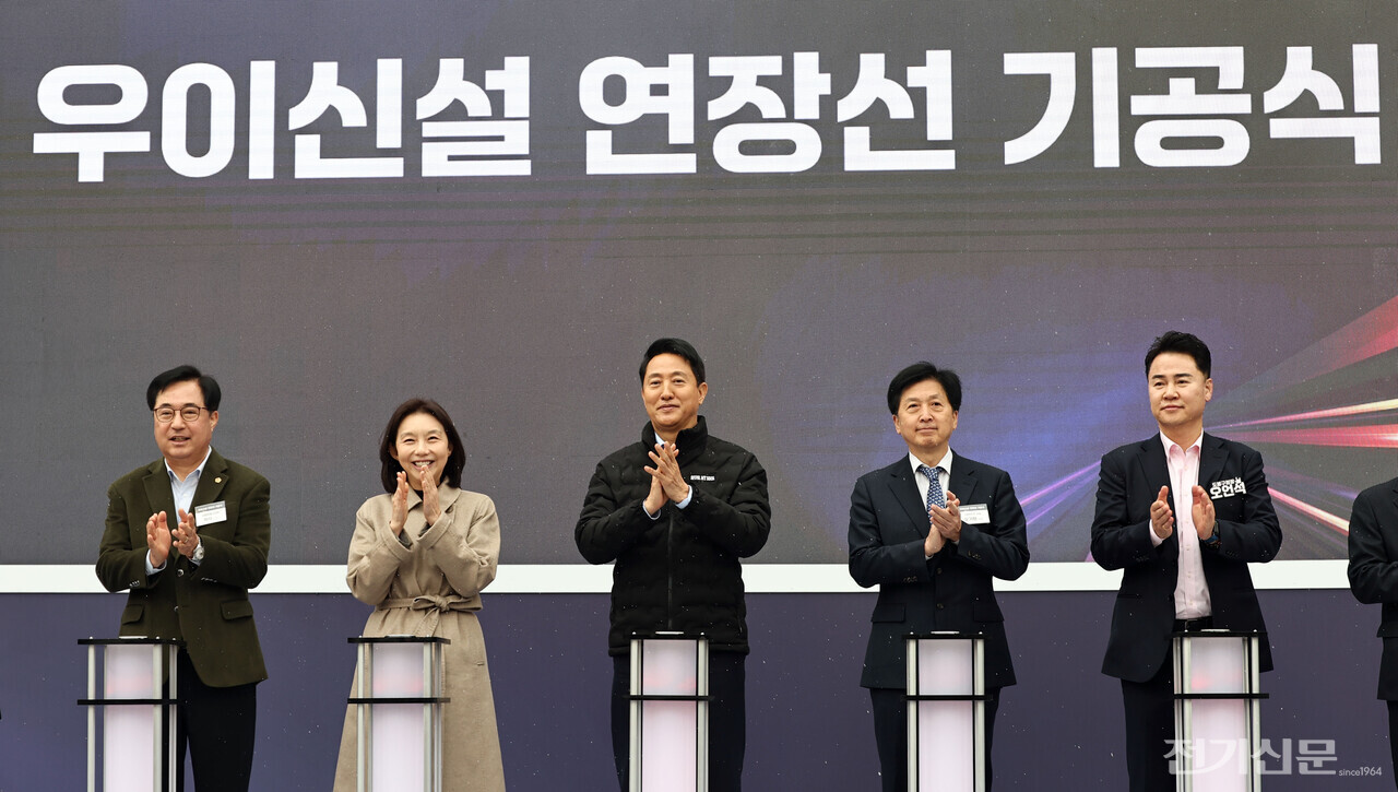오세훈 서울시장(가운데)과 주요 내빈들이 24일 서울 도봉구 방학사계광장 여름마당에서 열린 ‘우이신설 연장선 도시철도 건설공사’ 기공식에서 기념사진을 촬영하고 있다. [사진=연합뉴스]
