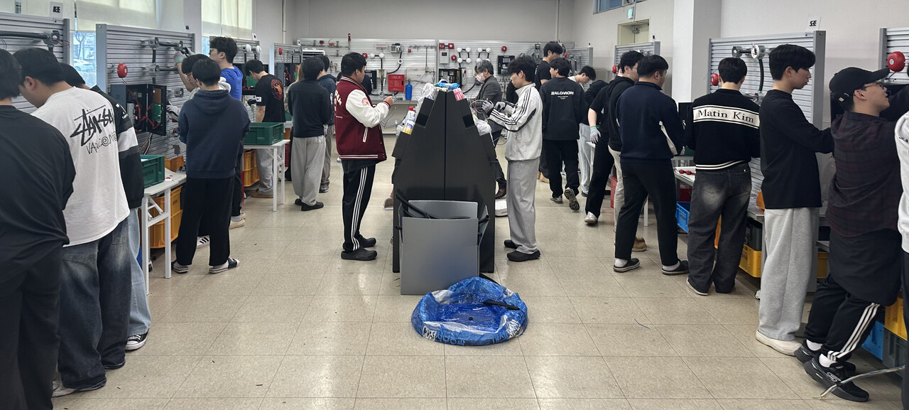 소방전문인력 양성 특별교육에서 학생들이 실무 교육을 받고 있다. [사진=소방시설협회]