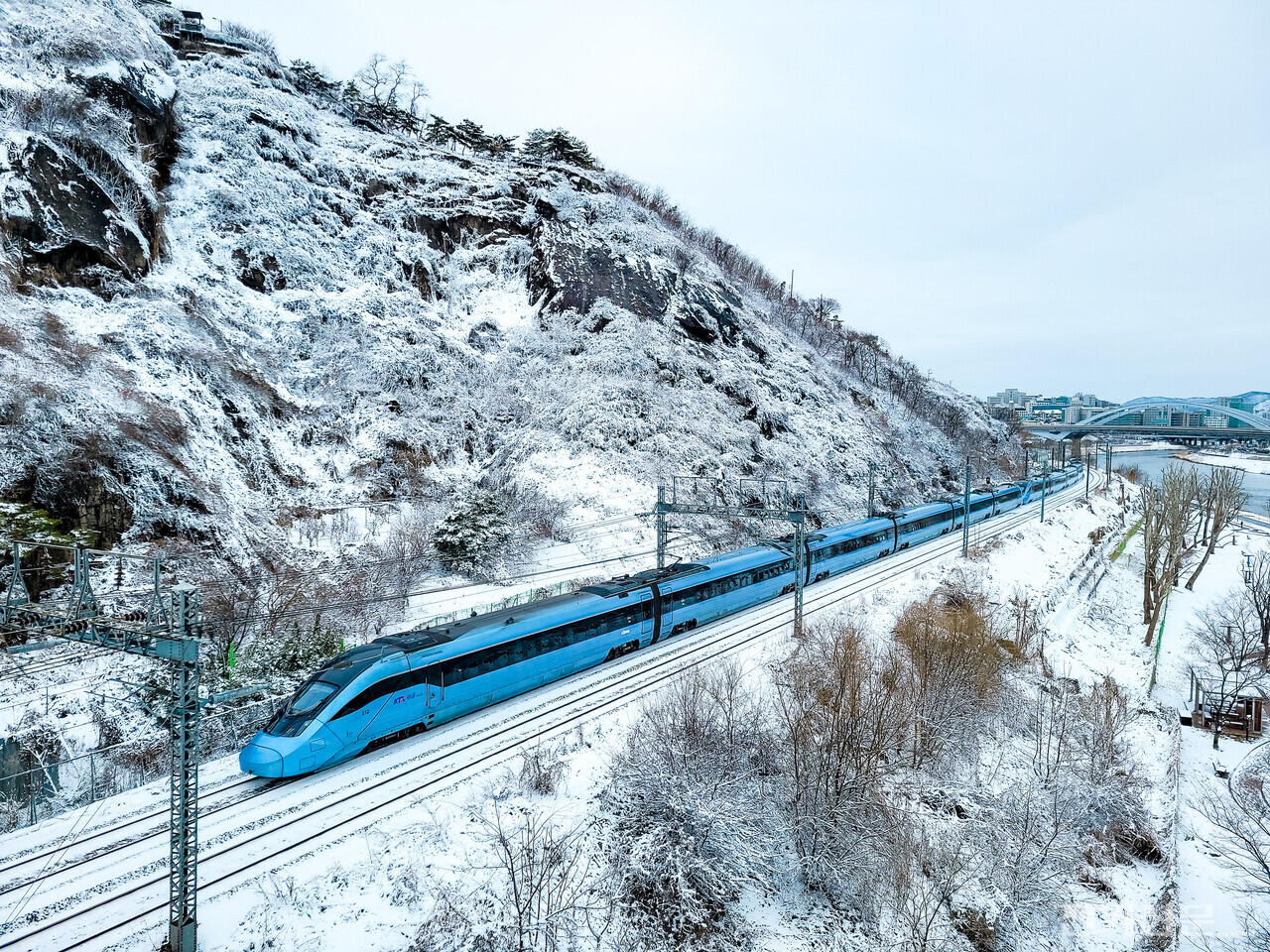 눈이 쌓인 철길을 달리는 KTX-이음 열차. [사진=한국철도공사]