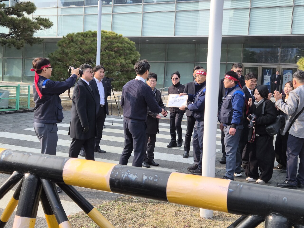 항의서한 전달 과정에서 KDB산업은행 관계자 일부가 촬영을 막으면서 작은 소란이 일기도 했다. [사진=김재웅기자]