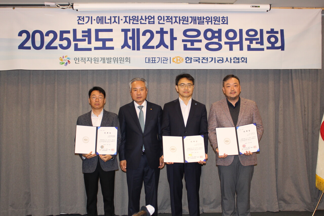 장현우 운영위원장(왼쪽 두번째)과 새롭게 위촉된 운영위원들이 함께 포즈를 취하고 있다. [사진=송세준 기자]