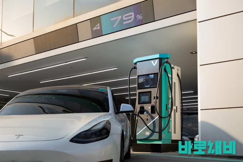 NACS 커넥터가 기본 장착돼 테슬라 유저도 편리하게 ‘바로채비’를 이용할 수 있는 채비 3세대 급속 충전기 ‘슈퍼소닉(SuperSonic)’ [사진=채비]