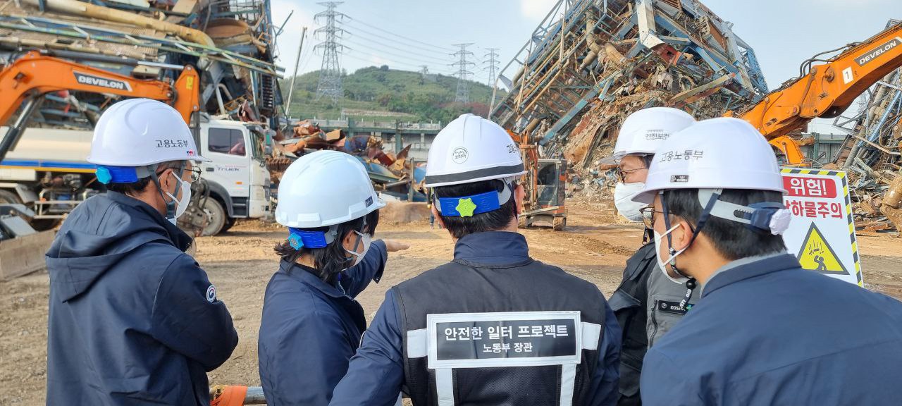지난 14일 울산화력발전소 보일러 타워 붕괴 사고현장에서 김영훈 고용노동부 장관 등 고용부 관계자들이 구조 상황 등을 살펴보고 있다. [제공=연합뉴스]