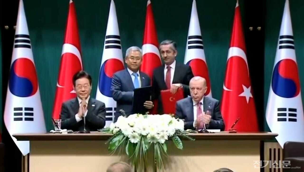 한국전력과 튀르키예 원자력 공사는 11월 24일 튀르키예 대통령궁에서 양국 정상 임석하에 MOU를 체결한 가운데, (왼쪽부터) 이재명 대통령 , 김동철 한전 사장 , 네자티 야마치 튀르키예 원자력공사 사장, 에르도안 튀르키예 대통령이 기념촬영하고 있다.  [사진=한국전력]