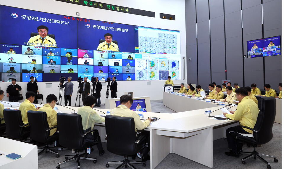 윤호중 행정안전부 장관이 6일 정부세종청사 중앙재난안전상황실에서 열린 국가정보자원관리원 행정정보시스템 화재 관련 중대본 15차 회의를 주재하고 있다. [사진=연합뉴스]