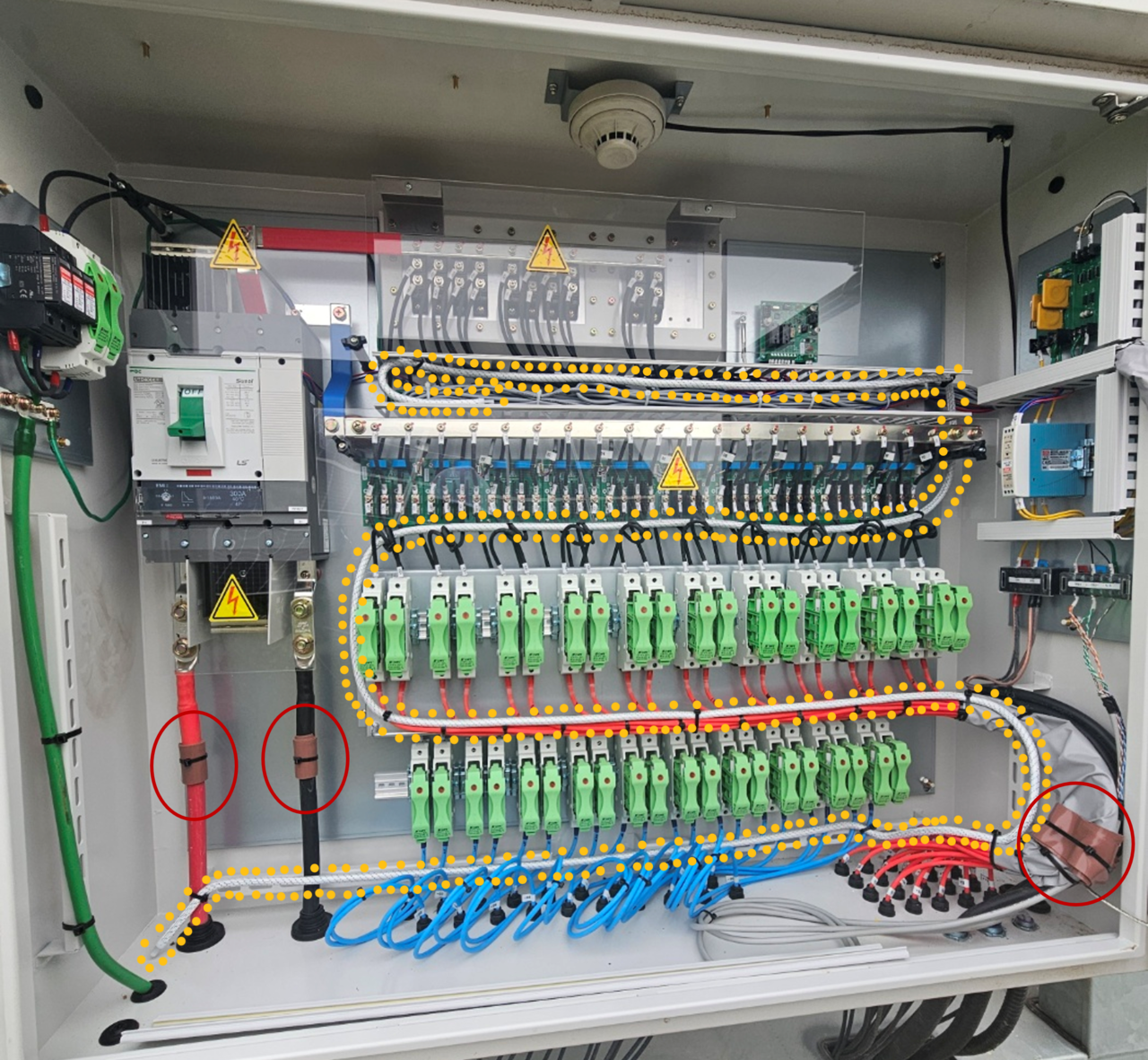 스펙스테크의 화재 예방솔루션이 적용된 태양광 접속반 내부. 자동소화 로프형 제품인 ‘SFEX Line’과 소화·난연·절연 기능을 결합한 ‘SFEX AP Tape’(빨간 원안)을 함께 적용해 화재 발생 시 즉각적인 소화가 가능한 게 특징이다.[사진=스펙스테크]