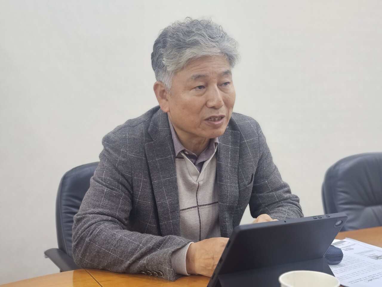 김성찬 제품안전협회 회장은 최근 역접속 차단기를 적용한 주택용 분전반 사용은 저가수주 경쟁의 산물이며, 국민의 안전을 건설업체의 원가절감 행태와 맞바꾸는 어리석은 일이라고 지적했다.[사진=윤정일 기자]