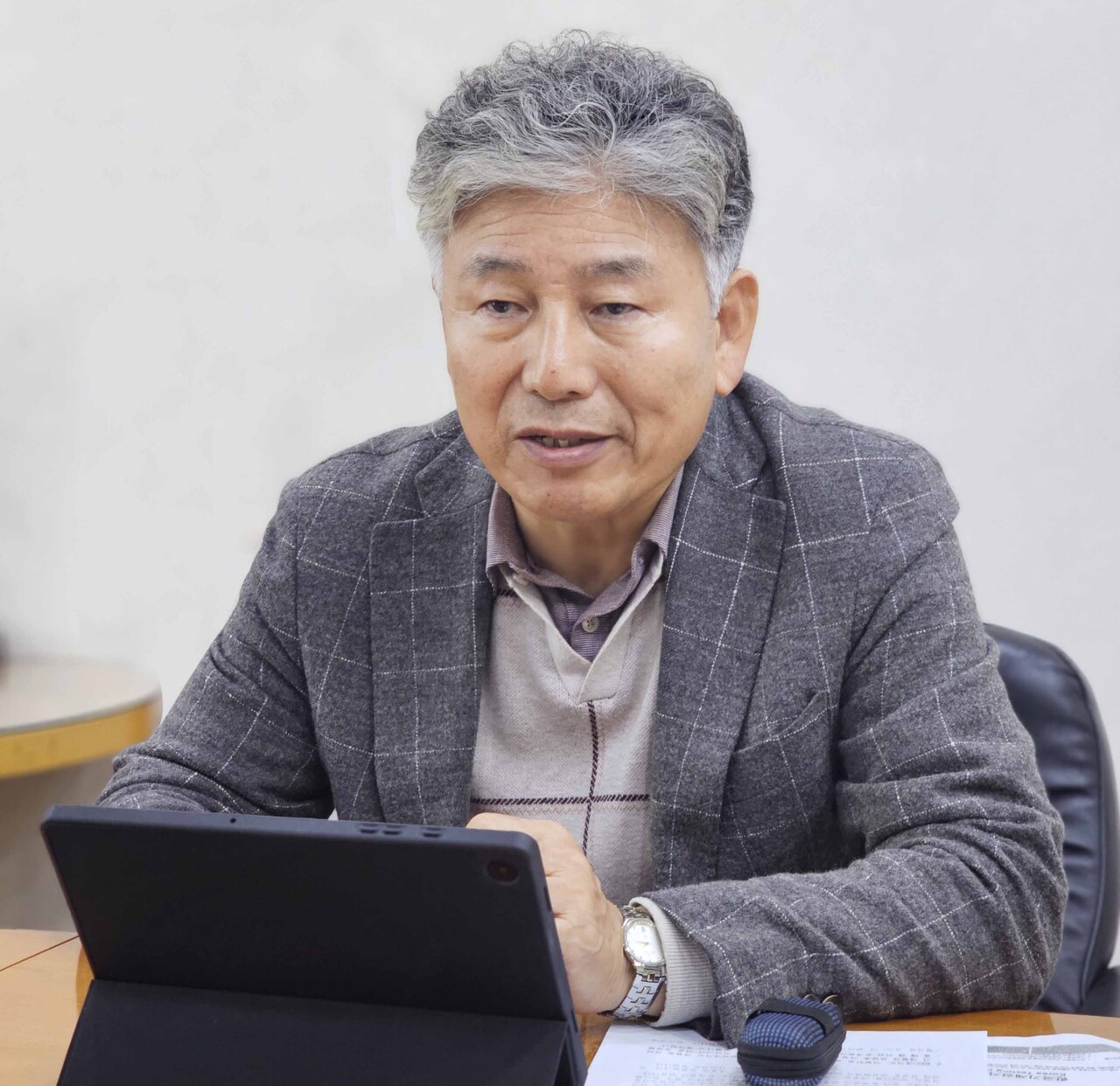 김 회장은 일반 국민안전이 위협받고, 국민불편이 발생하지 않도록 역접속 차단기를 사용하지 않게 주택용 분전반의  KS 개정이 이뤄져야 한다고 강조했다. [사진=윤정일 기자]