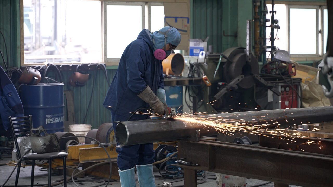 2026 신년기획_르포) 보성파워텍 충주공장을 가다 “전력망 뼈대 강관철탑, 베테랑 장인이 만든 예술작품” < 기업∙CEO < 전기경제  < 기사본문 - 전기신문