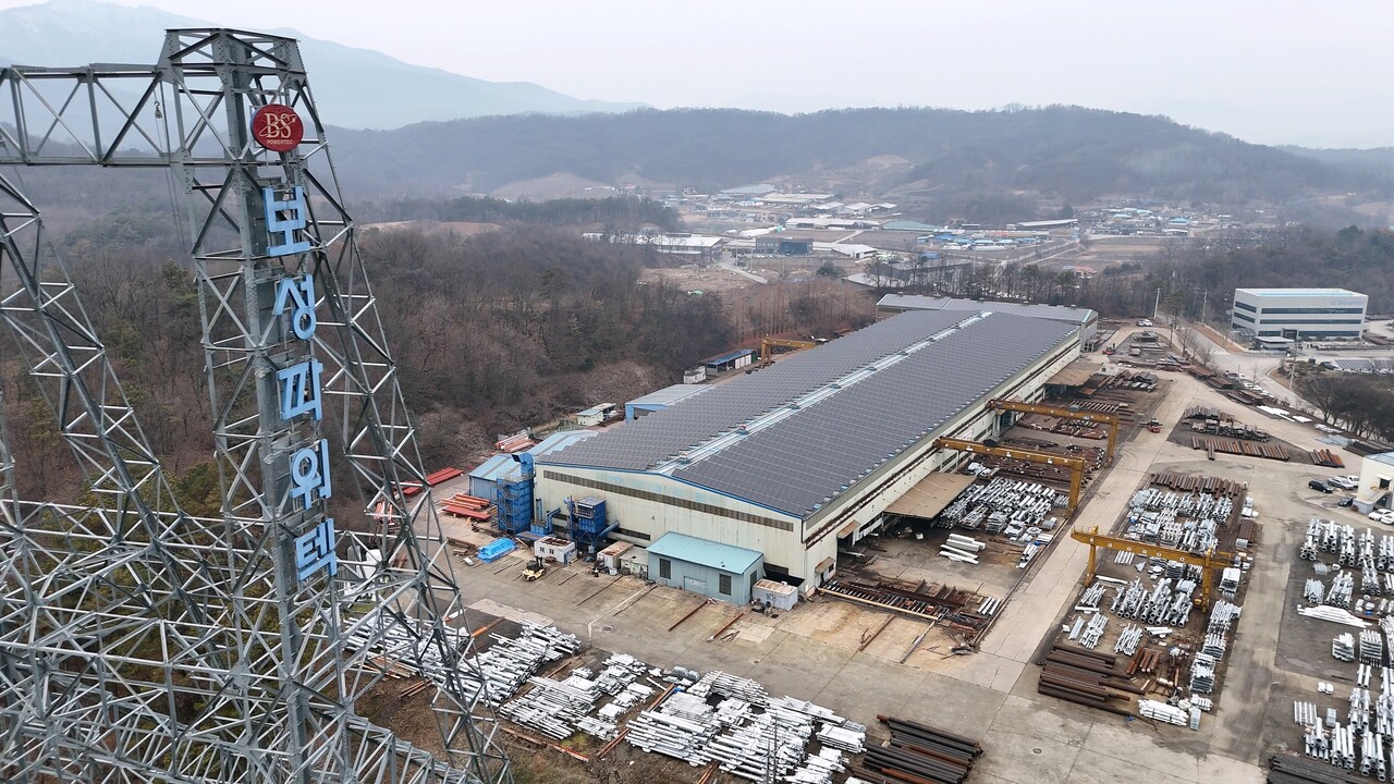 2026 신년기획_르포) 보성파워텍 충주공장을 가다 “전력망 뼈대 강관철탑, 베테랑 장인이 만든 예술작품” < 기업∙CEO < 전기경제  < 기사본문 - 전기신문