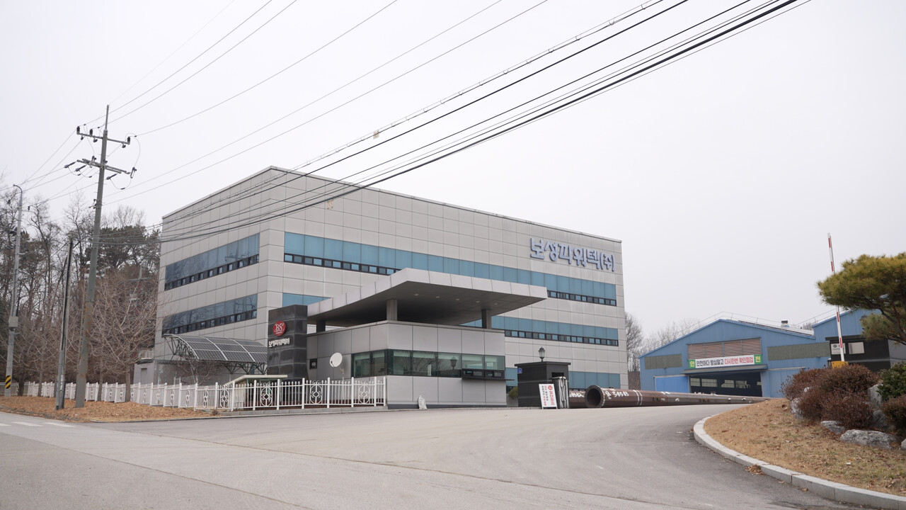 2026 신년기획_르포) 보성파워텍 충주공장을 가다 “전력망 뼈대 강관철탑, 베테랑 장인이 만든 예술작품” < 기업∙CEO < 전기경제  < 기사본문 - 전기신문