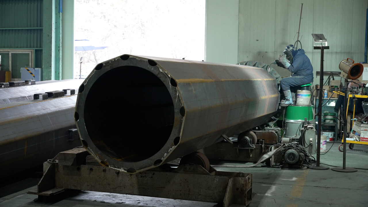 2026 신년기획_르포) 보성파워텍 충주공장을 가다 “전력망 뼈대 강관철탑, 베테랑 장인이 만든 예술작품” < 기업∙CEO < 전기경제  < 기사본문 - 전기신문