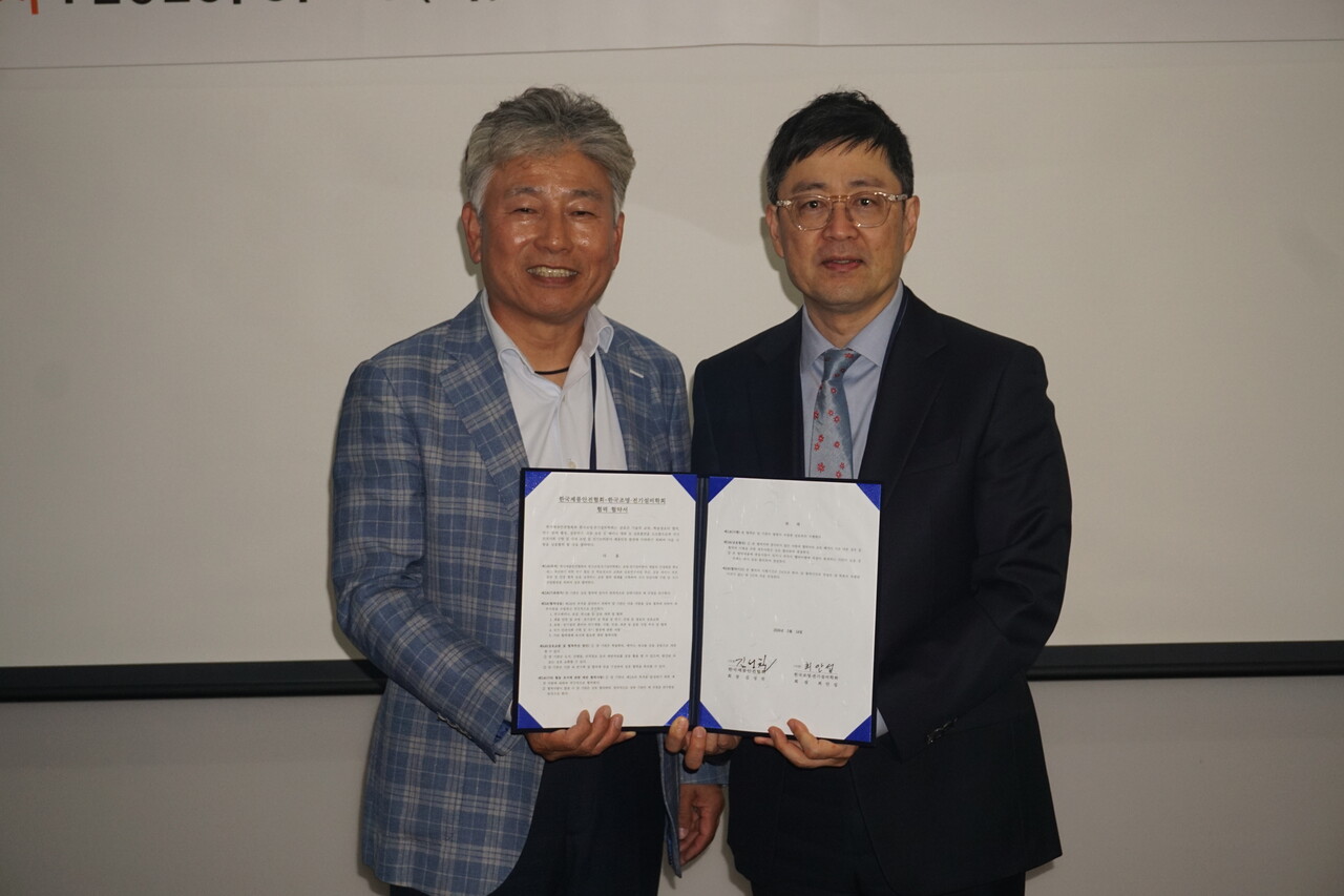 한국조명·전기설비학회와 한국제품안전협회는 14일 ‘조명·전기설비 분야 제품안전 협력 업무협약식’을 진행했다. 김성찬 제품안전협회 회장(왼쪽)과 최안섭 조명·전기설비학회 회장이 서명한 협약서를 들어 보이고 있다. [사진= 조정훈 기자]