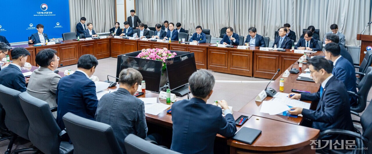 기후에너지환경부가 지난 7일 주최한 햇빛소득마을 토론회에서 김성환 장관을 비롯한 햇빛소득마을 사업 실무 전문가들이 토론을 진행하고 있다. [사진=김진후 기자]