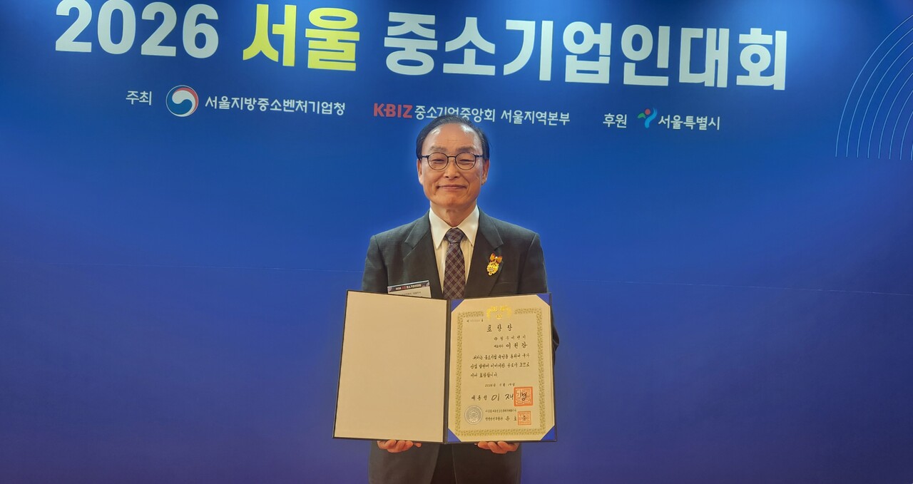 이원강 대표가 대통령 표창을 받은 후 포즈를 취하고 있다. [사진=청우이엔지]