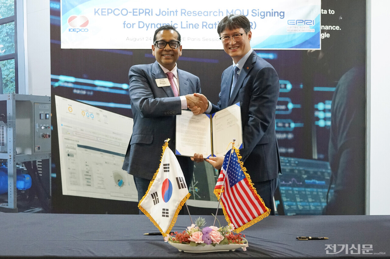 Akhshad Mansoor, EPRI CEO (left), and Kim Dae-han, head of KEPCO Research Institute, are taking a commemorative photo while holding an agreement.