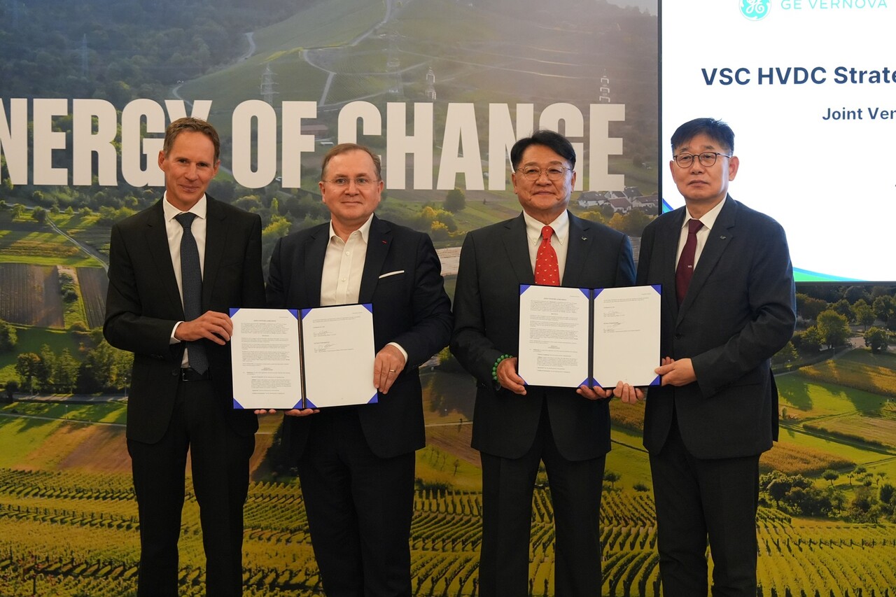 LS Electric signed a strategic cooperation agreement for establishing a voltage-source HVDC joint venture at CIGRE 2026, the world's largest power grid technology exhibition, held in Paris, France on the 25th.