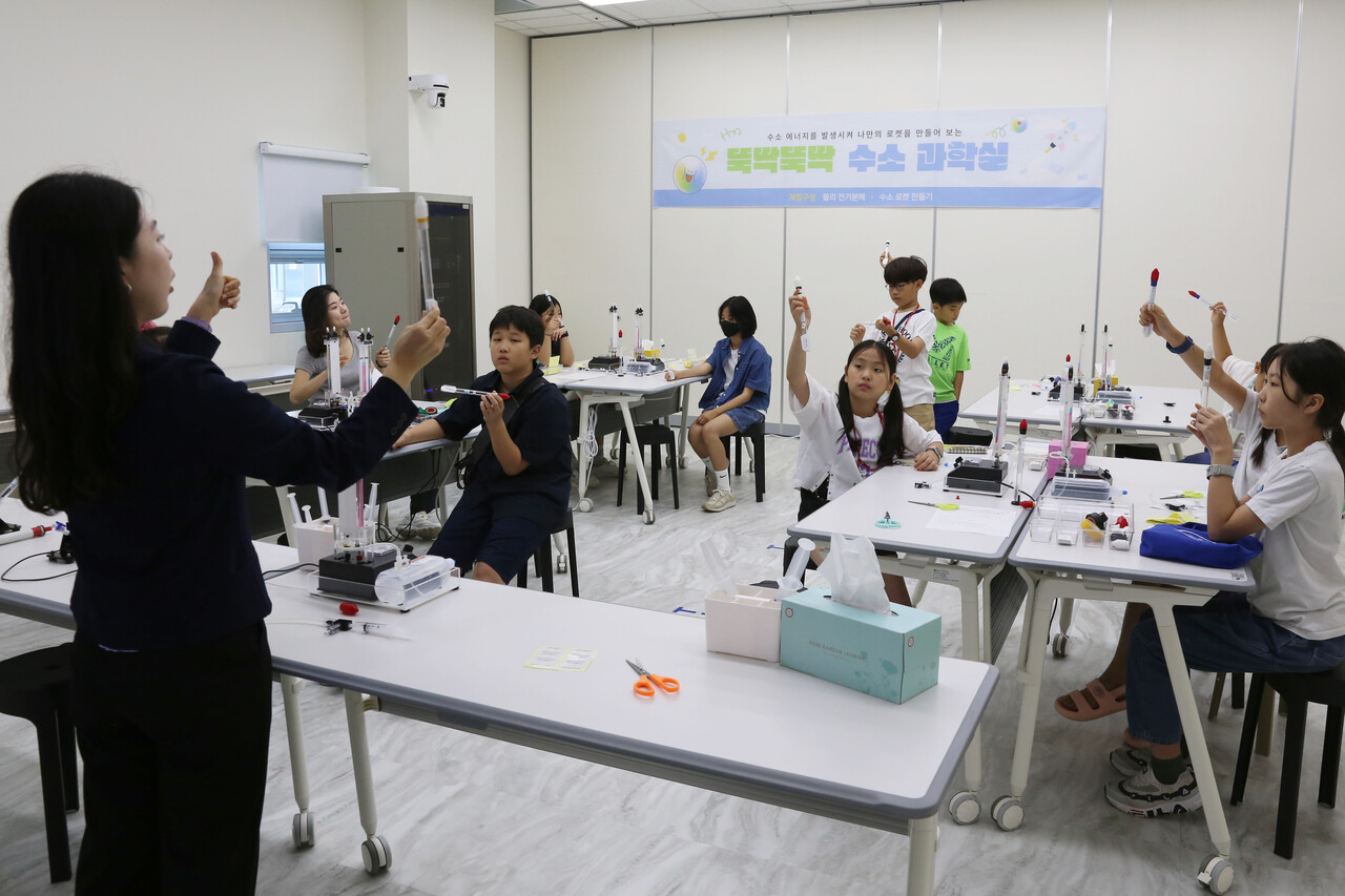 가스안전공사가 수소안전뮤지엄 어린이 체험 행사를 진행하는 모습.[사진=가스안전공사]